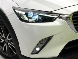 【LEDヘッドライト】悪天候や夜間走行時も良好な視界を確保し安心して運転できる高輝度LEDヘッドライトを装備!点灯速度が早く、消費電力も抑えられています。