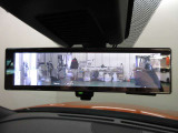 スマートルームミラー付きで後部座席に乗車してても後方がしっかり見れます