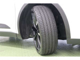タイヤサイズはハイスペックな 225/45R21。切削光輝+ブラック塗装で精悍なデザインの純正アルミホイールを装着しています。足元をスタイリッシュに引き締めてくれ、しっかりした走りも楽しめますよ。