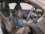 【コックピットシート】BMW車の主役席。車体中央にくる様に配置し車両重心とが一致する事でドライバーと車との一体感あるドライビングを実現。人間工学に基づき形成した形状が長時間のドライブ疲労も軽減します!