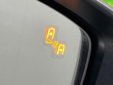 【ブラインドスポットモニタリング】走行中、ドアミラーの死角になりやすい箇所に後続車が接近するとサイドミラー付近に警告を表示、ドライバーに注意喚起をしてくれます。