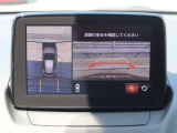 車両の前後左右にある4つのカメラを合成することで、まるでご自身のクルマを空から見ているような俯瞰での映像を映し出してくれます。バック時ももちろんのこと、前進時に視界の悪い交差点でも役に立ちますね。