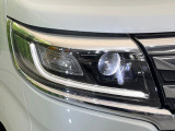 【LEDヘッドライト】悪天候や夜間走行時も良好な視界を確保し安心して運転できる高輝度LEDヘッドライトを装備!点灯速度が早く、消費電力も抑えられています。