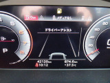 視認性良く、快適な運転へといざなってくれるデジタルメーター。