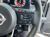 プロパイロットのセットは、親指だけの2ステップでOK!車線をキープし、リーフがアクセル、ブレーキ、ステアリングをコントロールして、前車との車間距離を保つ手助けをします。