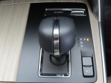 CX-60のシフトレバーです。MTモード付きの8ATで、しなやかな走りを支えます。また、足元にはフロアマットも装着済みです。