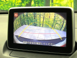 【バックカメラ】駐車時に後方がリアルタイム映像で確認できます。大型商業施設や立体駐車場での駐車時や、夜間のバック時に大活躍!運転スキルに関わらず、今や必須となった装備のひとつです!