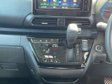 シフトノブの位置がステアリングに近くて、運転しやすいですよ♪♪シートヒーター完備で冬でも快適(^^)/