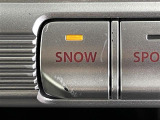 【スノーモード(4WD)】雪道やアイスバーンでタイヤの空転を抑え、スムーズな走行が可能になります!さらに、スリップ輪全体にブレーキ制御を行い、安定したグリップ走行を実現します。