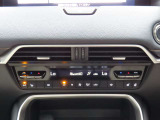 フルオートエアコンはデュアル機能付きで運転席と助手席を別々に設定可能です。暑がりさんも、寒がりさんも、お互いが快適に過ごせますね。
