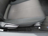 運転席の状態が出る場所ですが、ご覧の通りにキレイな状態ですよ。シートリフターの調整幅も大きいので、ポジションにお悩みの方はぜひ一度お座りになってくださいね。