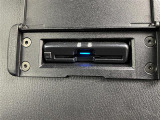 【ETC】有料道路を利用する際に料金所で停止することなく通過できる、ETC車載器(ノンストップ自動料金収受システム機器)が装備されています。セットアップを行うことで利用可能になります。