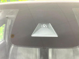 【ホンダセンシング】走行中に前方の車両等を認識し、衝突しそうな時は警報とブレーキで衝突回避と被害軽減をアシスト。より安全にドライブをお楽しみいただけます。