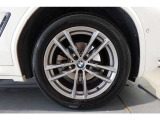 【BMWアロイホイール】軽量かつ強度に拘ったアロイホイール。走行性能ポテンシャルを引き出す設計。タイヤのサイドウォールが強化されたランフラットタイヤは、パンク時にタイヤがつぶれてもリムから外れません。