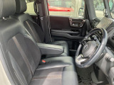 フロントシートはベンチシートです。インパネシフトで足元は広々。運転席と助手席はウォークスルーできます。