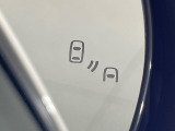 【ブラインドスポットモニター】走行中、ドアミラーの死角になりやすい箇所に後続車が接近するとサイドミラー付近に警告を表示、ドライバーに注意喚起をしてくれます。