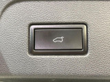 ●電動リアゲート:ワンタッチでリアゲートの開閉ができ、荷物などで両手が塞がっている状態でも簡単に開閉ができる便利機能です。