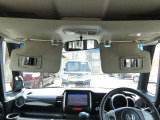 運転席にサンバイザー裏にはバニティミラーが備わっていますので、車の外に出る前にパパッと身だしなみをチェックすることができて便利ですよ♪