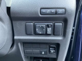 運転席のハンドル右奥側にまとめられたスイッチ群。一目で分かりやすく操作しやすいです。