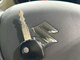 【キーレス】少し離れた場所からでもボタン一つでドアの開錠・施錠ができるのでとっても便利!ドアの鍵穴周りに傷をつけることもありません♪