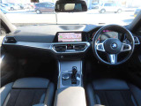 直線的なフラットデザインのなかに、BMWらしいディティール感が詰まったスタイリッシュなインパネ周りです。