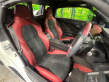 【専用スポーツシート】ホールド性に優れ、カーブ時の体が流れを抑制してくれます。また、体にフィットするから腰や背中が疲れにくく、ロングドライブや高速走行でも快適にお過ごしいただけます♪