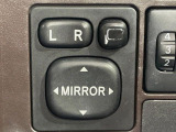 【電動格納ミラー】サイドミラーは電動格納式となっており、狭い駐車場でもキズがつくリスクを抑えられます。