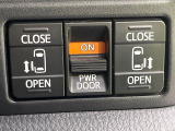 【両側パワースライドドア】スマートキーや運転席のスイッチで後席両側スライドドアの開閉が可能♪電動だから力を入れてドアを開ける必要が無く、小さなお子様でも簡単に開け閉めでき快適です♪