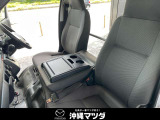 フロントシート中央席のシートバックには格納式テーブルを装備しています。ドリンクホルダーのほかA4サイズまで格納できるポケットも内蔵。