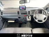 インパネ周りもきれいです。サイドブレーキはステッキ式のため運転席と助手席はウォークスルーが可能です。