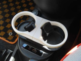 ドリンクホルダーはセンターコンソールに2本用意されています。12Vアクセサリーソケットもこちらです。