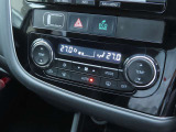 エアコンはデュアルオートエアコン装備で、運転席、助手席それぞれ快適な温度で過ごして頂けます。