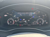 スピードメーターなどの運転に必要な計器とともに、オーディオ・電話の操作画面や地図などを表示。レイアウトはステアリングスイッチで切り替えでき運転に集中しながら必要な情報を瞬時に得ることが可能。