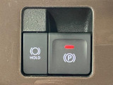 【電動パーキングブレーキ+オートブレーキホールド機能】 指先だけで簡単に操作が可能なパーキングブレーキ、スイッチを押すとブレーキペダルから足を離してもブレーキを保持できるオートブレーキホールド搭載