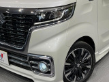 【LEDヘッドライト】悪天候や夜間走行時も良好な視界を確保し安心して運転できる高輝度LEDヘッドライトを装備!点灯速度が早く、消費電力も抑えられています。