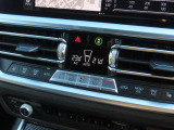 エアコンは運転席・助手席・後部座席で温度調整ができるフルオートエアコン装備でそれぞれ快適な温度で過ごして頂けます。リアエアコンの操作パネルはセンターコンソール後部にあります。