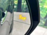 【ブラインドスポットモニター】走行中、ドアミラーの死角になりやすい箇所に後続車が接近するとサイドミラーのレンズに警告を表示!ドライバーに注意喚起をしてくれます。