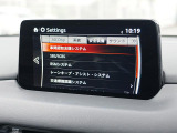 こちらのお車には先進安全装備が多数搭載されています。衝突被害を回避あるいは軽減するためのブレーキや、後方死角からの接近警報、車線逸脱を防止する警報装置など、詳しくはスタッフまでお尋ねください。
