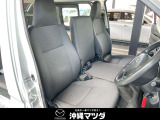 シートはジャージ素材。ホールド性の高い形状により長時間運転の疲労軽減に貢献。