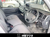 広々とした運転席周り