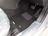 フロアマットを装着してご納車致します!!