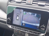 上からの視点で狭い駐車場への駐車に役立つ、アラウンドビューモニター対応メモリーナビ装備。