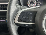 ステアリングスイッチ付き。前方から目を離すことなく操作することが可能です。