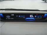 前方の視界を遮らない薄型のデジタルメーター。さらに遠方へ配置することで、ドライバーが少ない視線と焦点移動でメーターを確認できます。