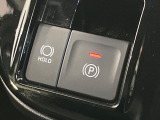 【電動パーキングブレーキ】パーキングブレーキは便利な電動式!ボタン一つで操作でき、アクセルを踏めば自動で解除されます♪レバーやペダルが無いので運転席廻りもすっきりしますね♪