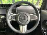 インテリアに合わせたデザインのステアリングは、運転される方のことも考え、運転しやすい形状、大きさです。是非一度、実際に触ってお確かめください。