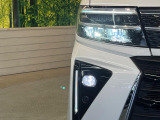 【LEDヘッドライト】悪天候や夜間走行時も良好な視界を確保し安心して運転できる高輝度LEDヘッドライトを装備!点灯速度が早く、消費電力も抑えられています。