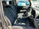 ゆったりと座れる運転席周りです。体にフィットするので、腰や背中が疲れにくく、ロングドライブや高速走行も快適!