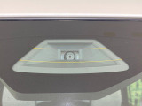 【スズキ セーフティサポート】走行中に前方の車両等を認識し、衝突しそうな時は警報とブレーキで衝突回避と被害軽減をアシスト。より安全にドライブをお楽しみいただけます。