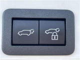 【ハンズフリーパワーバックドア(キックセンサー機能付)】センサーが足を感知して自動でバックドアを開けてくれます!両手で荷物を抱えた状態でも開閉可能なので、お買い物時やアウトドアの際に役立ちますね。